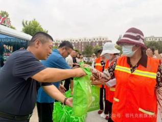 暖心！鄂托克前旗园林环卫工人收到460份防暑“大礼包”