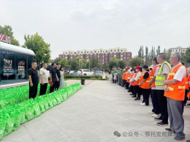 暖心！鄂托克前旗园林环卫工人收到460份防暑“大礼包”