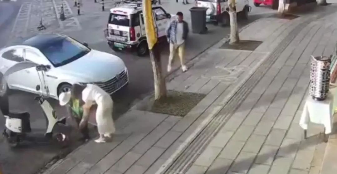 女店员扶起摔倒的环卫工反遭对方责骂，警方介入