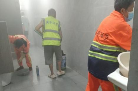 德阳市罗江区组织环卫工人扎实做好防蚊灭蚊工作
