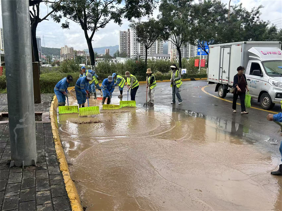 “一键还原”雨后淤泥！秦州环卫全力清淤守护城市洁净