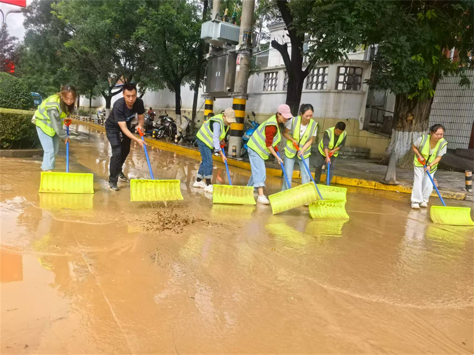 “一键还原”雨后淤泥！秦州环卫全力清淤守护城市洁净