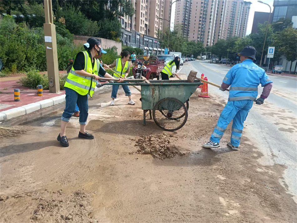 “一键还原”雨后淤泥！秦州环卫全力清淤守护城市洁净