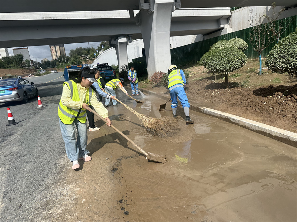 “一键还原”雨后淤泥！秦州环卫全力清淤守护城市洁净