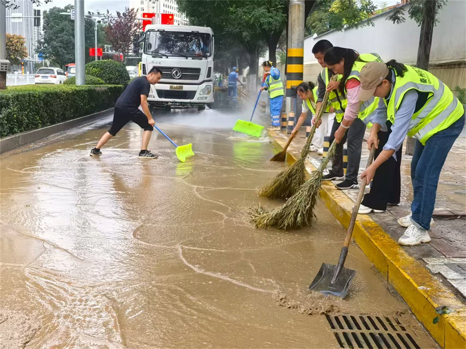 “一键还原”雨后淤泥！秦州环卫全力清淤守护城市洁净