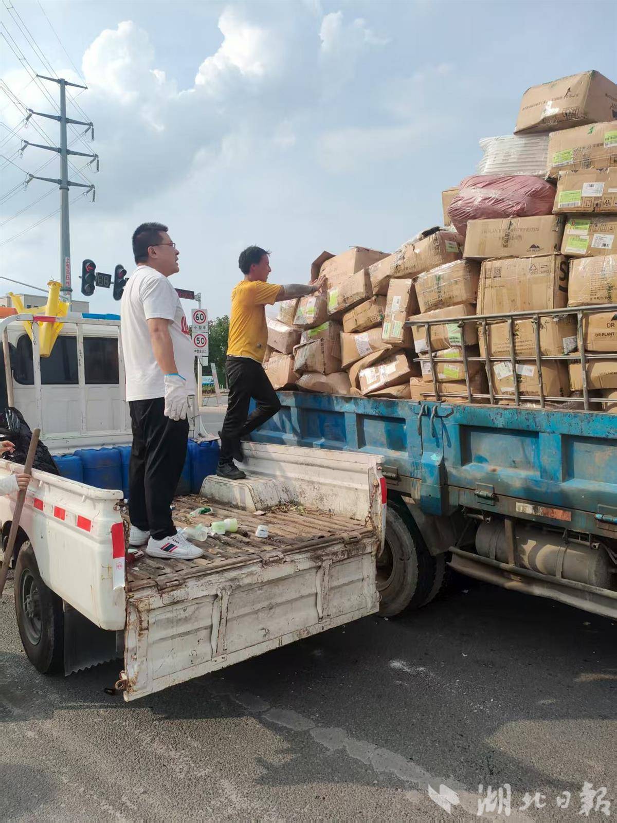 十余箱化妆品散落路口！司机一筹莫展时，环卫工出手了