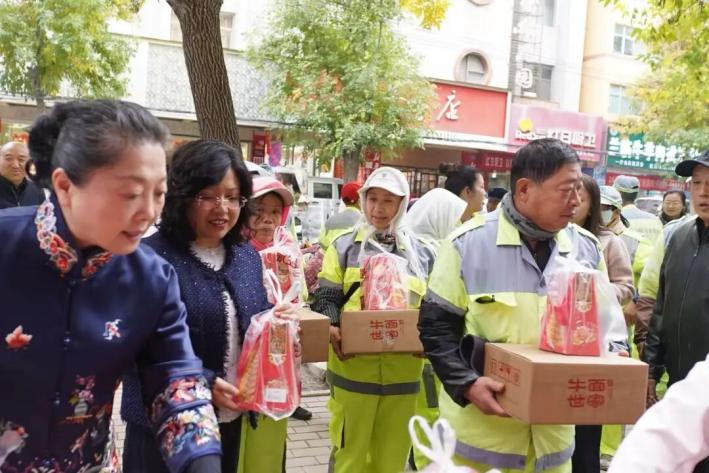 永登县妇联携手爱心企业开展中秋节慰问环卫工人活动