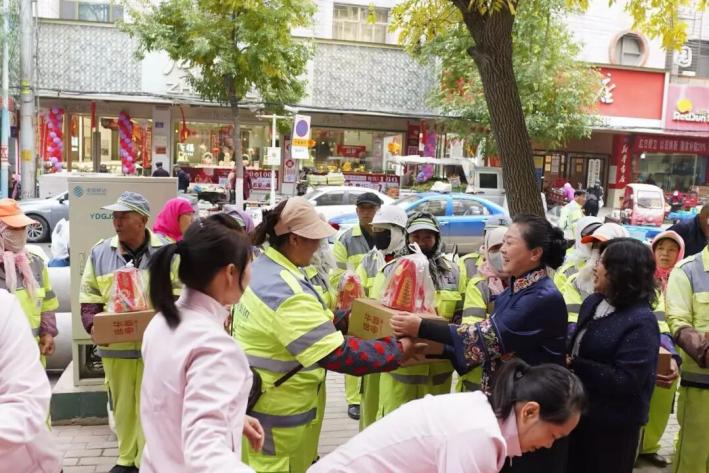 永登县妇联携手爱心企业开展中秋节慰问环卫工人活动