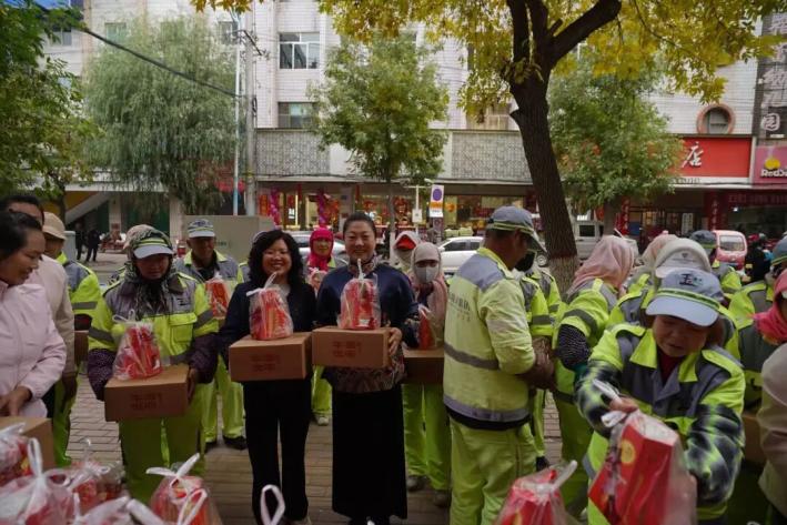 永登县妇联携手爱心企业开展中秋节慰问环卫工人活动