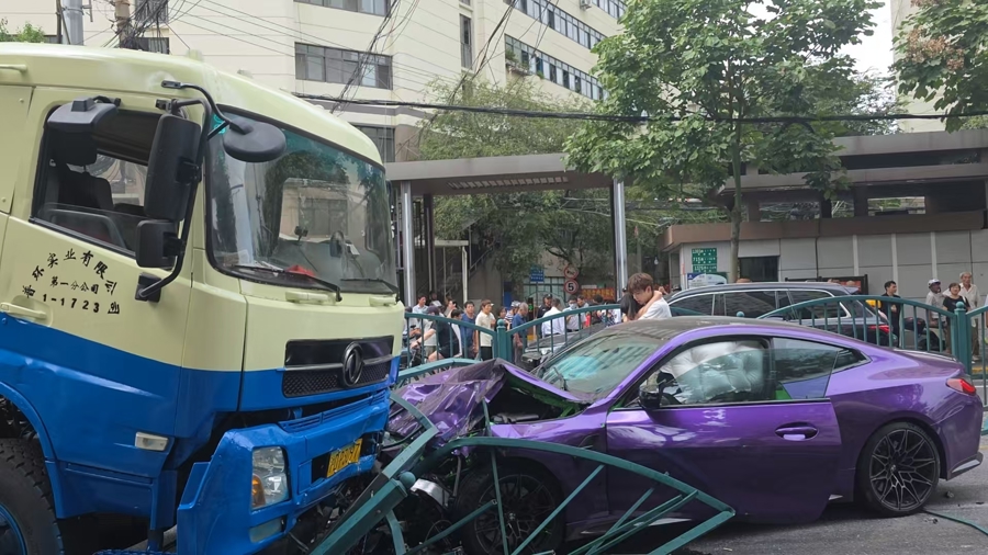 轿车冲破护栏撞上环卫卡车，驾驶员被警方现场控制