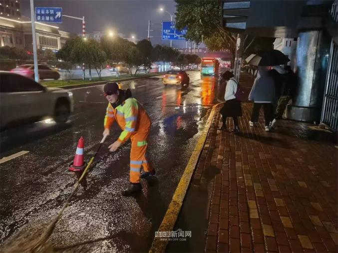避免路面结冰,环卫工人上街进行推水作业