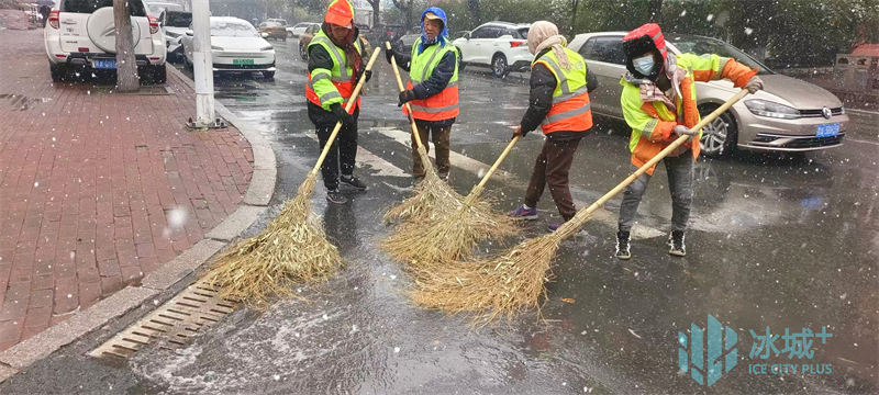 防止雪融水结冰，环卫工人争分夺秒“推水”保出行