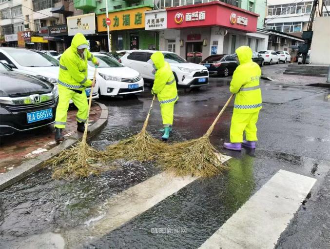 避免路面结冰,环卫工人上街进行推水作业