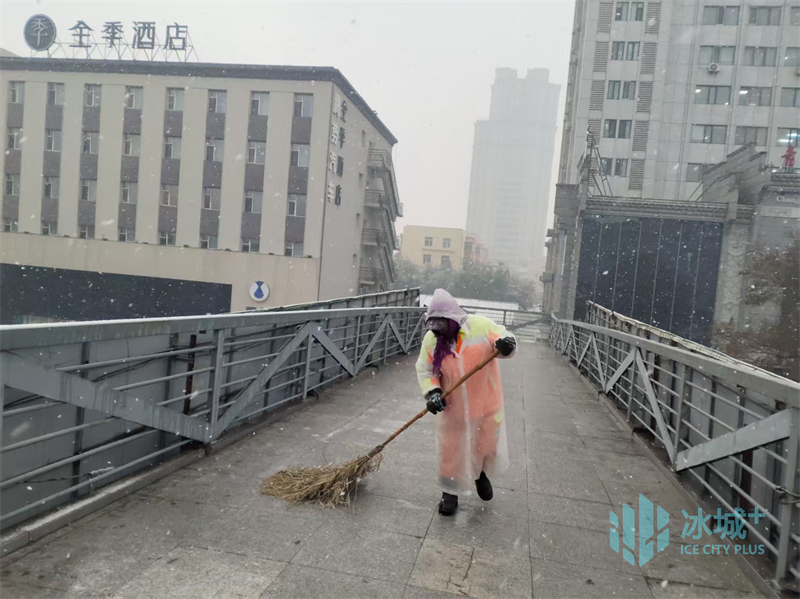 防止雪融水结冰，环卫工人争分夺秒“推水”保出行