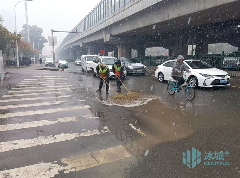 防止雪融水结冰，环卫工人争分夺秒“推水”保出行
