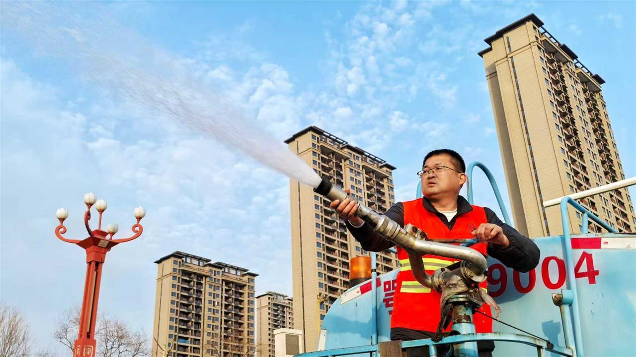 风里雨里，闪动着橙色的背影：城市因环卫工人而美丽