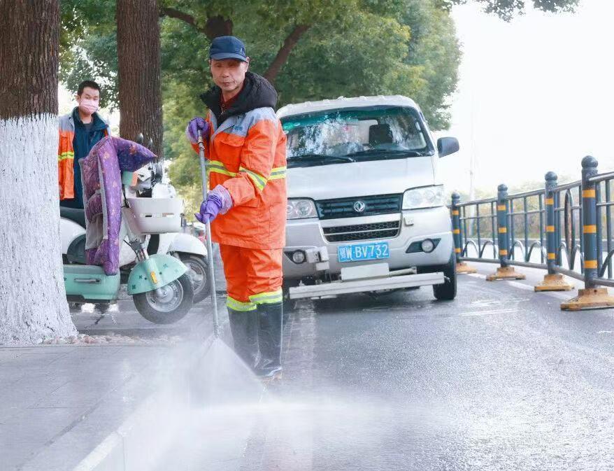 风里雨里，闪动着橙色的背影：城市因环卫工人而美丽