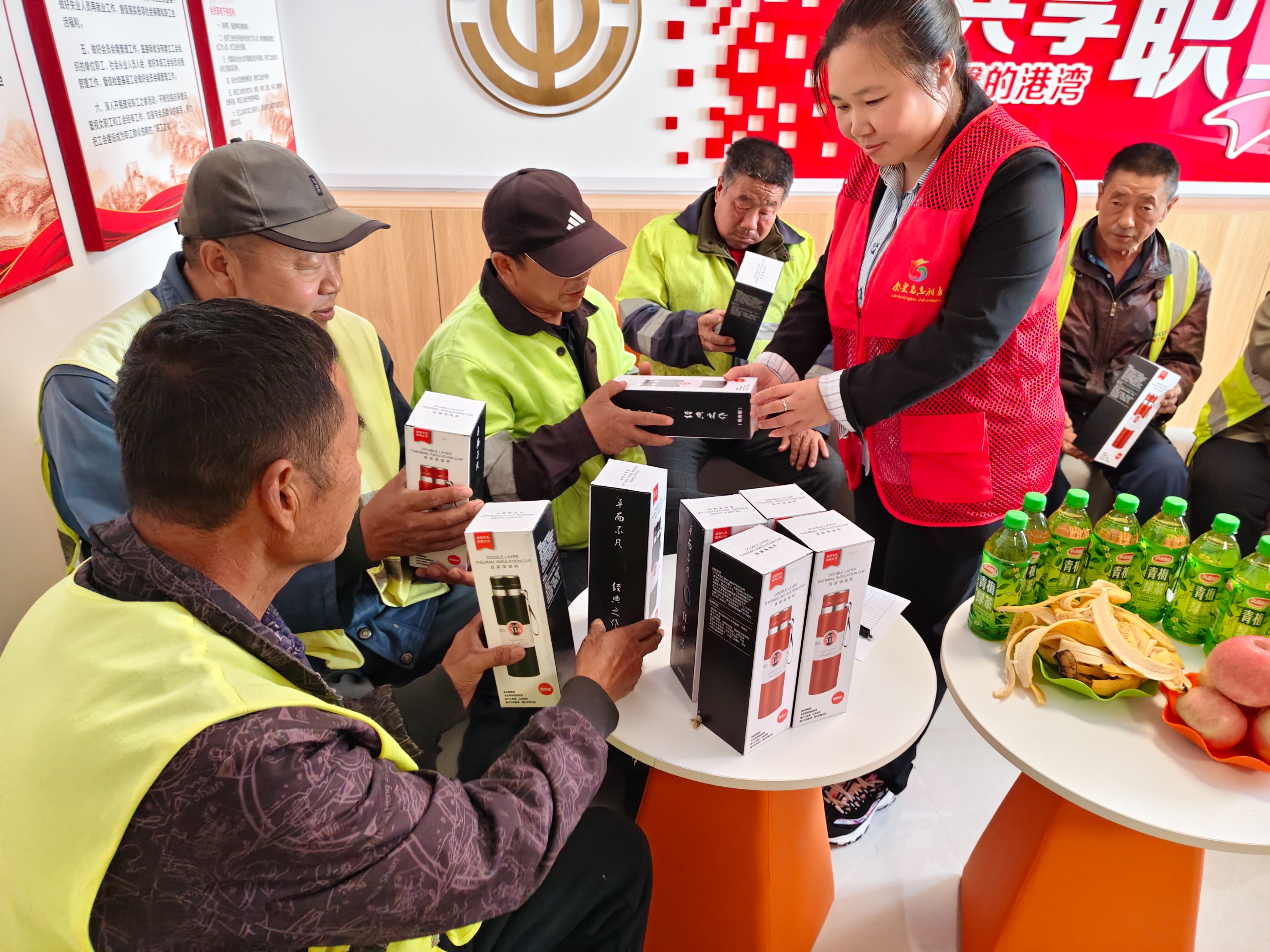 新一街社区党委开展“情系环卫工 温暖送一线”主题活动