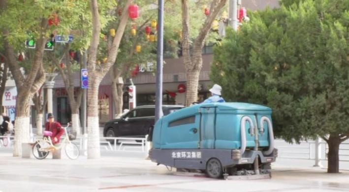 敦煌环卫工人坚守岗位擦亮城市底色