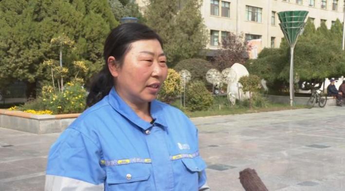 敦煌环卫工人坚守岗位擦亮城市底色