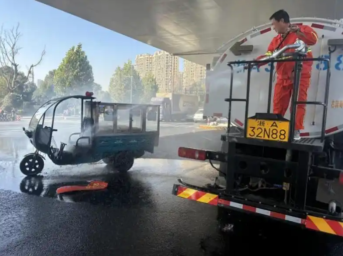 环卫队伍快速处置险情显担当 余杭城管筑牢城市安全防线