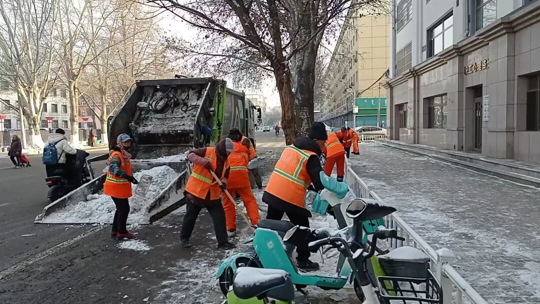 以雪为令 玉泉环卫清雪除冰保畅通