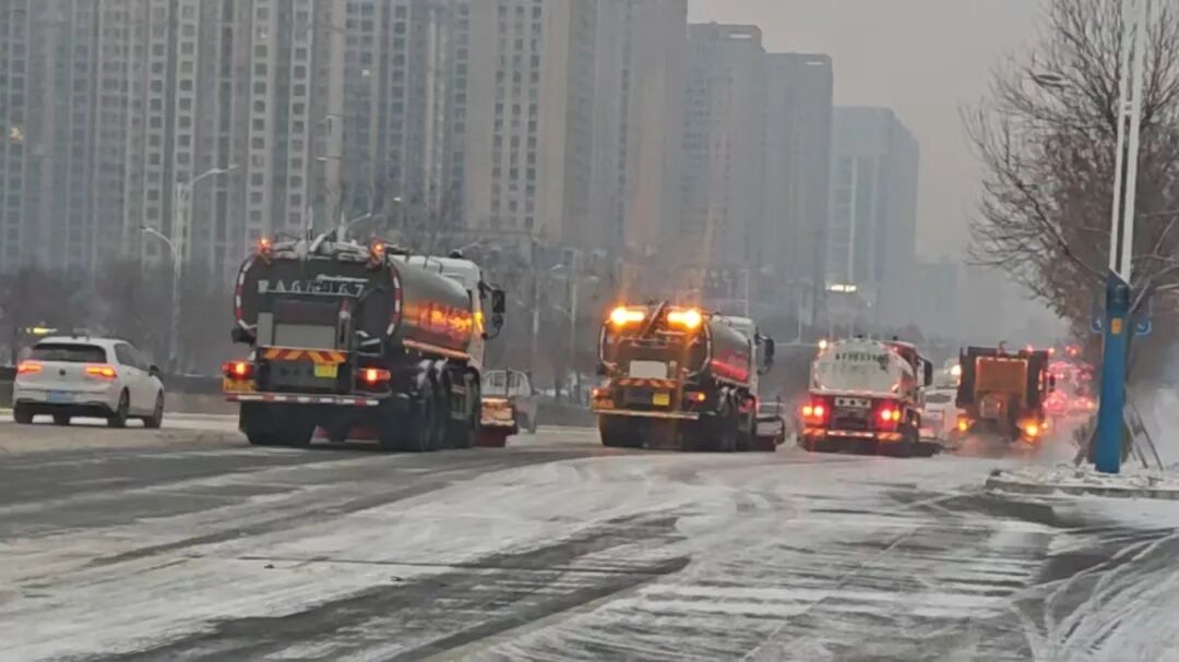 以雪为令 玉泉环卫清雪除冰保畅通