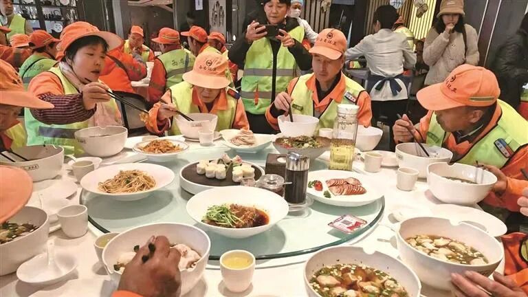 暖心“约定” 百名环卫工人冬日享用爱心水饺