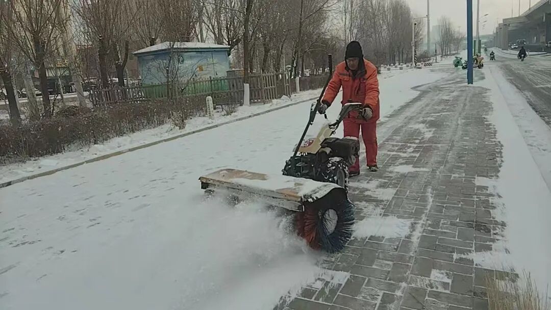 以雪为令 玉泉环卫清雪除冰保畅通