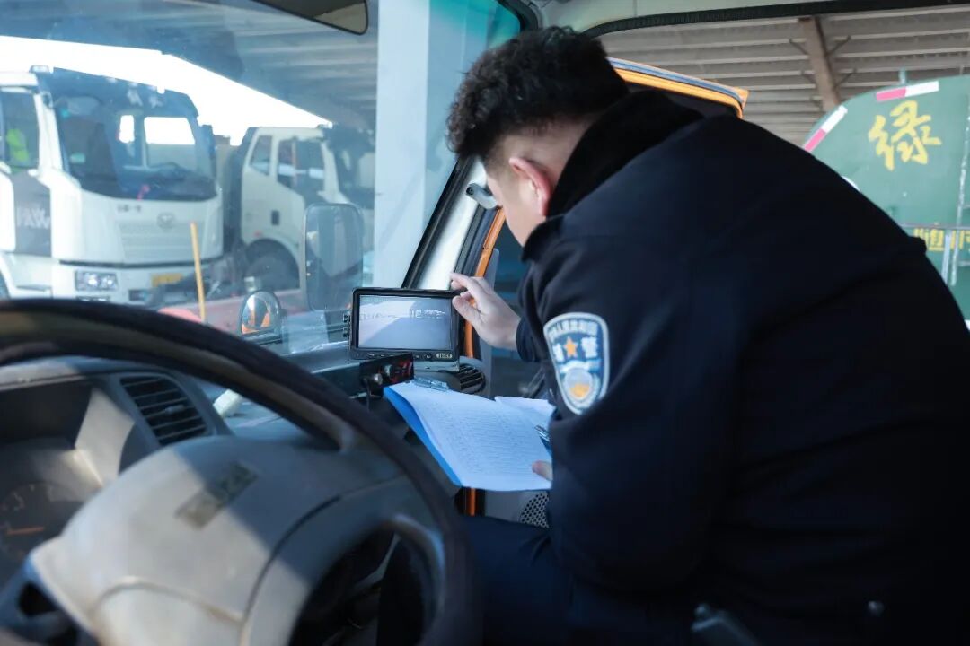 精准对接！镇赉公安交管大队为环卫车辆拧紧“安全阀”