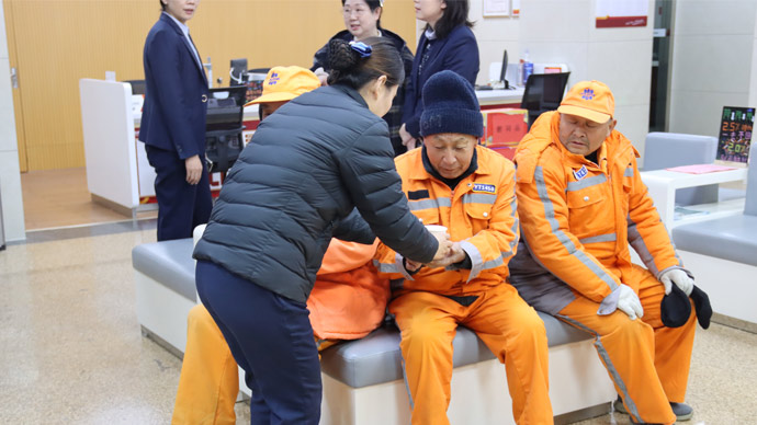 莱商银行：开展“寒冬送暖”慰问活动，情系环卫工人