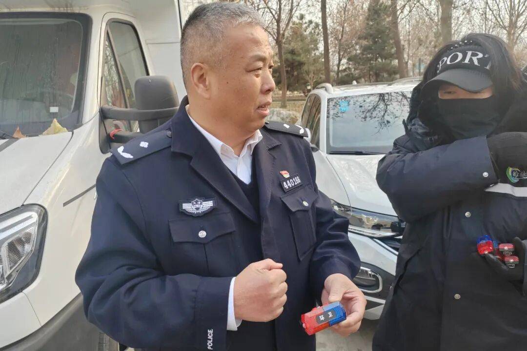 阳光下的守护丨暖警护 “卫”！宁河交管为一线环卫工人送上交通安全 “大礼包”
