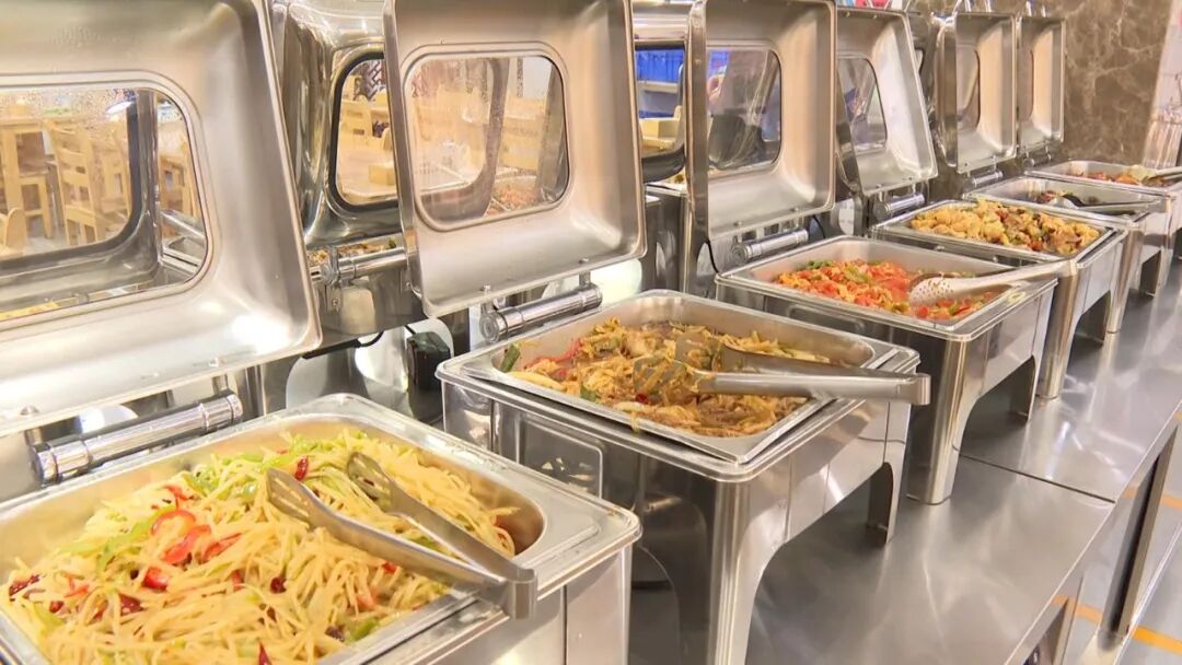 一餐热饭暖人心 敦煌2365名环卫工人共享免费餐