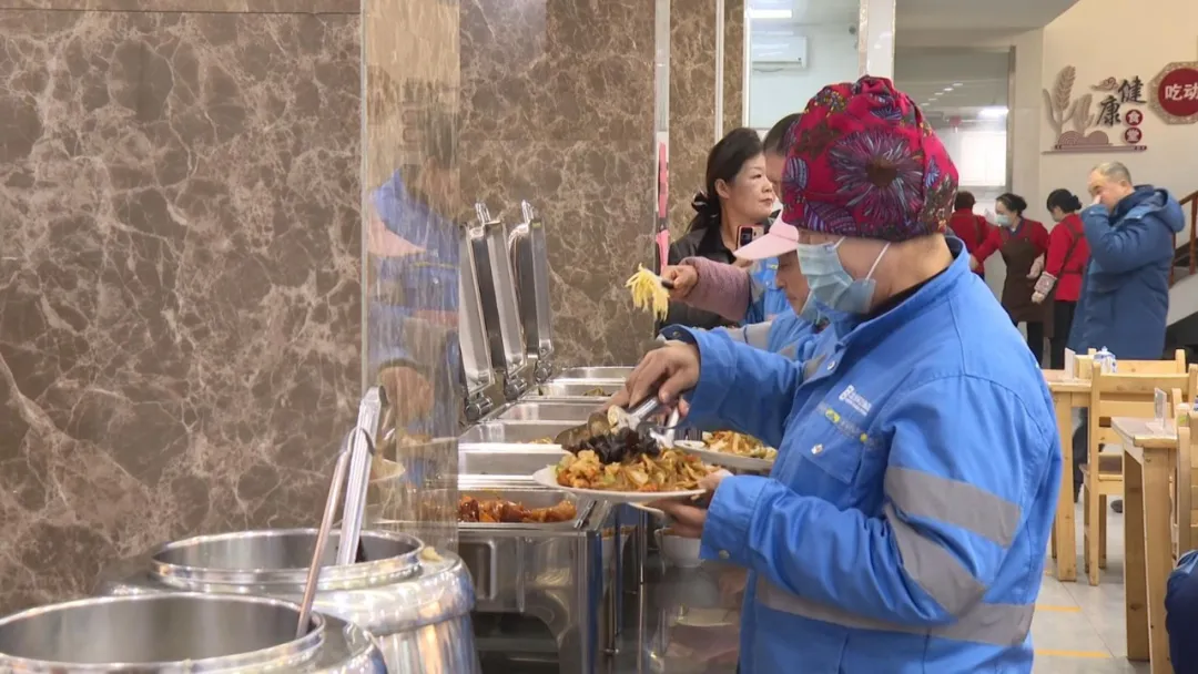 一餐热饭暖人心 敦煌2365名环卫工人共享免费餐