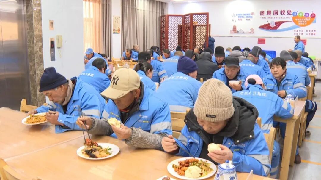 一餐热饭暖人心 敦煌2365名环卫工人共享免费餐